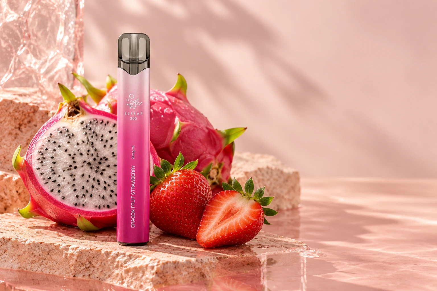 Pinke Elf Bar 800 mit Drachenfrucht und Erdbeeren in einer rosafarbenen Studioszene