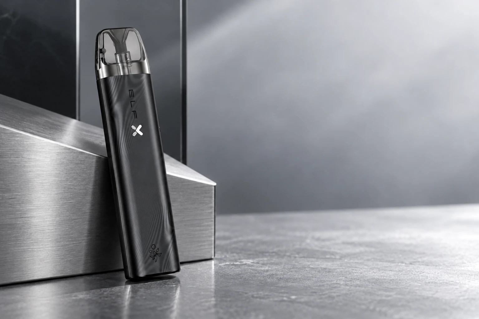 Schwarzes ELFX Pod Kit in einer silbergrauen Metallkulisse