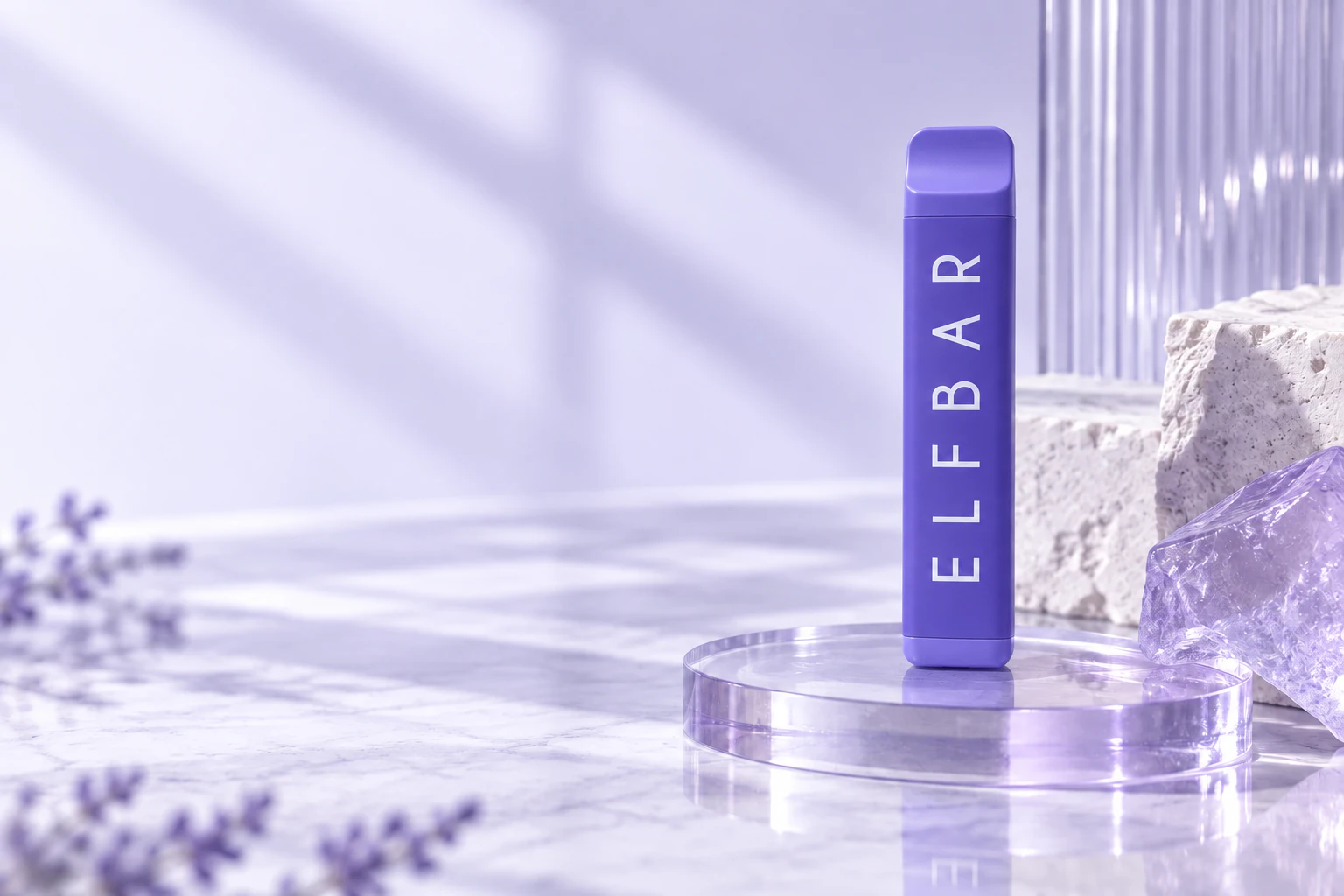 Violette Elf Bar NC600 auf einer transparenten Bühne in einer Lavendelkulisse