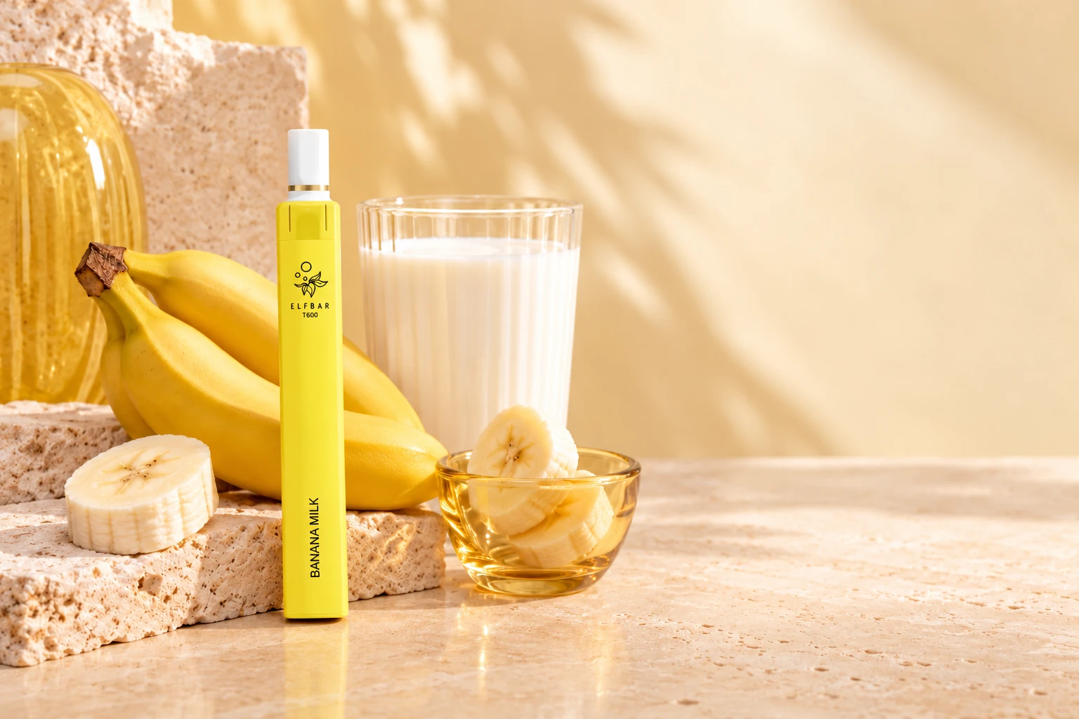 Gelbe Elf Bar T600 Banana Milk mit Bananen und Milch in einer warmen Studioszene