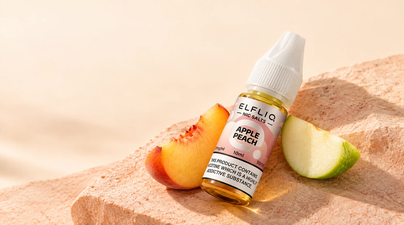 ELFLIQ Apple Peach, geneigte Flasche auf einer pfirsichfarbenen Bühne